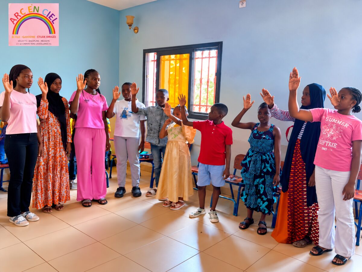 Élèves, enseignants, direction et parents à l'École Arc-en-Ciel